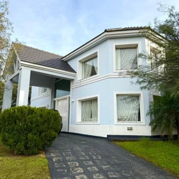 Casa en Venta de 4 dormitorios + escritorio en El Rocio, Valle Escondido