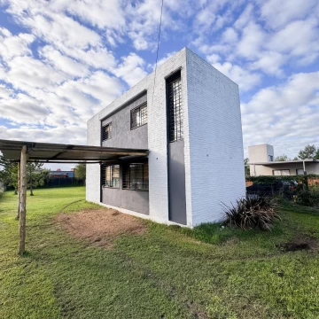 Rio Cuarto 2700 - Casa de tres dormitorios en venta en Roldan - Las Tardes