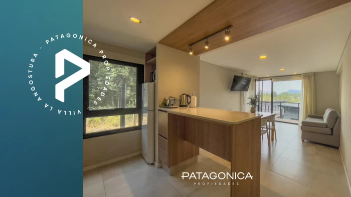 VENTA- DEPARTAMENTO 2 AMBIENTES CON COCHERA CUBIERTA, DECK Y JARDIN. BARRIO EL MERCADO, VILLA LA ANGOSTURA