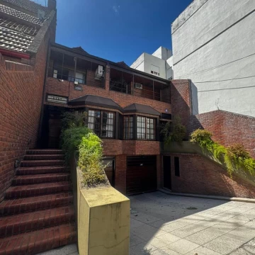 Excelente triplex con cochera doble, jardín y parrilla en Belgrano R