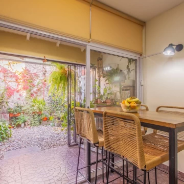 Duplex en venta de 3 ambientes con patio y cochera en Villa Sarmiento