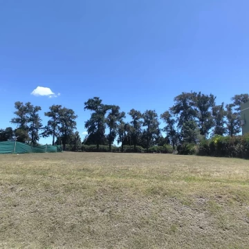 Lote de Terreno de 1200 m2 en Venta en el Club de Campo Los Palenques en Manzanares.