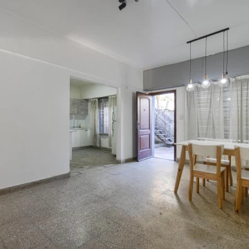 VENTA PH DE 4 AMBIENTES CON PATIO CENTRO DE BALLESTER