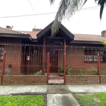 Venta Casa 3 ambientes con Cochera y 2 Patios