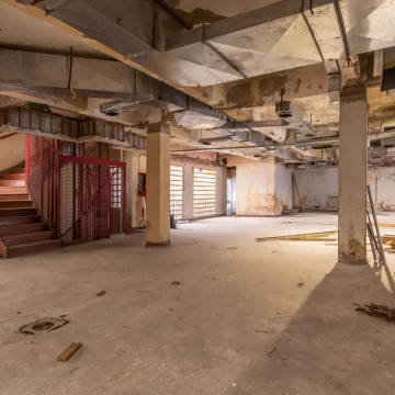 En venta, edificio comercial  a reciclar, en Monserrat.