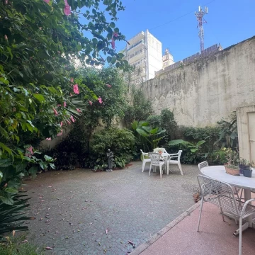 Venta Planta Baja con gran patio jardín y cochera fija en Palermo