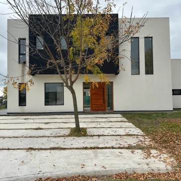 Venta casa de 6 ambientes en Haras de Santa Maria, Escobar