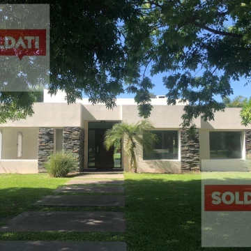 Venta y Alquiler Casa en  Haras Santa María Escobar
