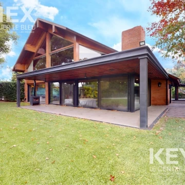 Venta de casa 8 ambientes en Highland Pilar