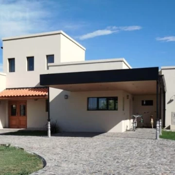 Venta Casa 5 ambientes con Piscina en Barrio Cerrado Los Juncos - Luján