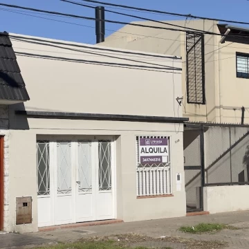 La Florida: casa al frente con garage, 2 dormitorios y patio con pileta