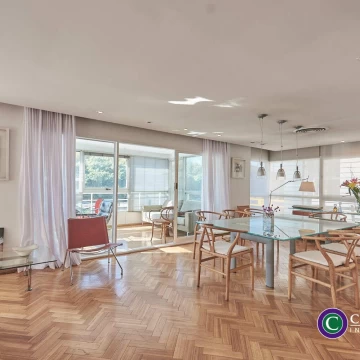 Torre - Av. Del Libertador - Excelente Piso de Categoría c/ Balcón, Vista Abierta y Cochera Fija