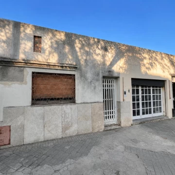 VENTA CASA A RECICLAR CON GRAN TERRENO