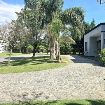 VENTA CASA BARRIO EL CANTON, ESCOBAR, 4 AMBIENTES,SUITE,PILETA, QUINCHO, COCHERAS.