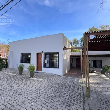 Venta de 3 casas en un mismo padrón. Colonia del Sacramento.