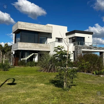 Venta casa 5 ambientes anticipo y financiación hasta 120 cuotas La Victoria Polo Club La Plata