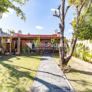 Venta casa 4 ambientes  con amplio parque y quincho en Morón