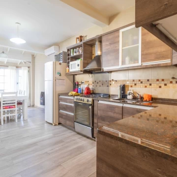 Venta Casa 5 Ambientes 2 Cocheras y Jardin en Jose León Suarez