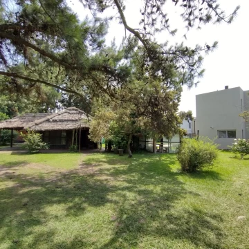 Venta Casa 3 amb con piscina en  Barrio Parque Sakura, G de la Vega al 500, Exaltacion de la Cruz