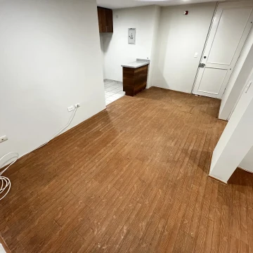 DEPARTAMENTO REMODELADO  + COCHERA EN VENTA EN COMAS