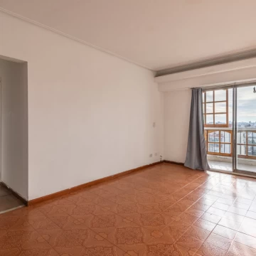 VENTA - OPORTUNIDAD - 4 AMBIENTES - BALCON - ORIENTACION NORTE - FLORES