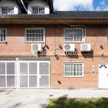 Venta Triplex con cochera, patio con parrilla y playroom en Haedo Norte.