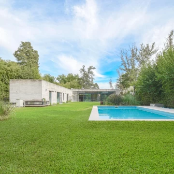 Venta Casa 4 ambientes - parque, pileta, cancha de futbol en Parque Leloir