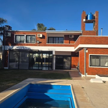 Los Nogales 2700. Moderna. Solida. Impecable,