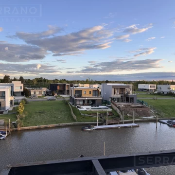 Casa en alquiler con amarra propia y espacio amplio para varios autos en Villanueva