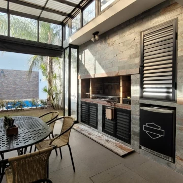 VENTA CASA 6 AMBIENTES CON COCHERA Y PILETA EN HAEDO