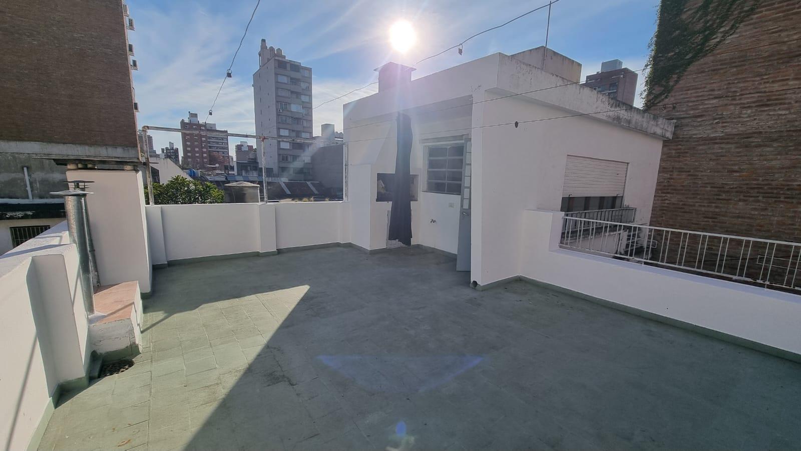 terraza con parrillero
