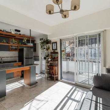 VENTA . DEPARTAMENTO . SEMIPISO . DOS AMBIENTES . PATIO Y BALCÓN