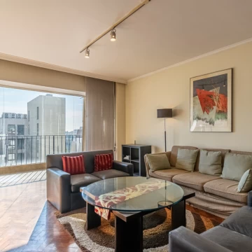 Semipiso reciclado en Recoleta – Piso alto, vista abierta y sol pleno