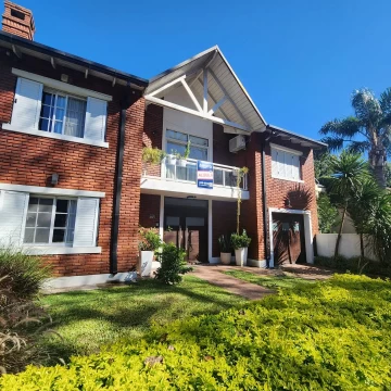 Excelente casa con amplio Jardín y pileta en Fisherton tradicional.