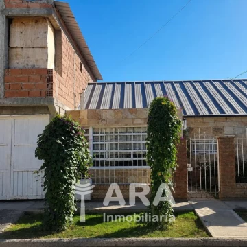 Casa 2 dormitorios + cochera + quincho + avance de ampliación en Cipolletti 