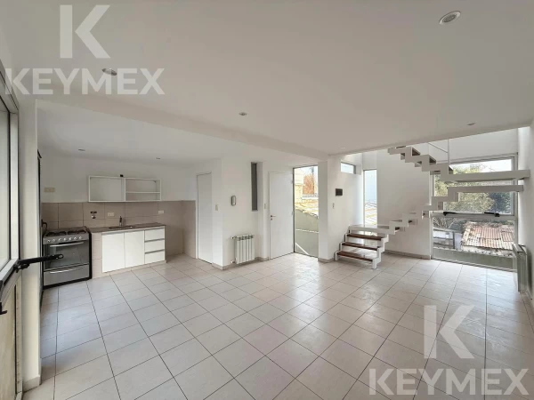 Duplex en venta 2 dormitorios con cochera y escritorio la plata