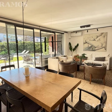 Departamento en duplex con jardin, pileta y cocheras