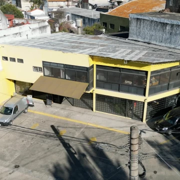 Local con deposito en inmejorable ubicación en Esquina.