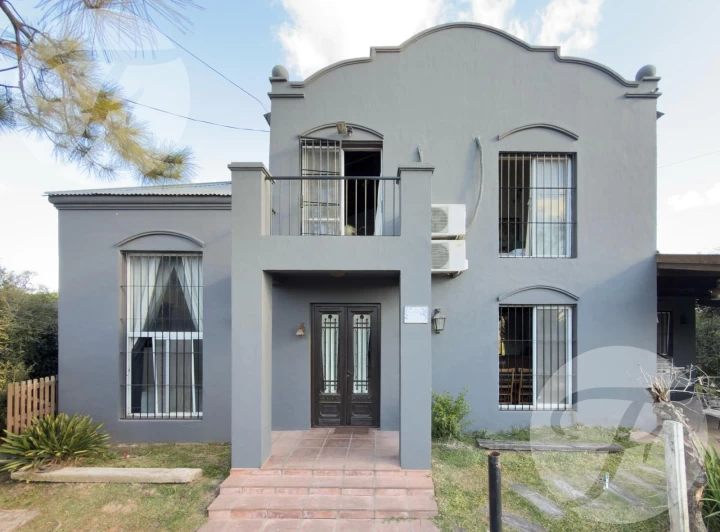 Excelente Casa I Lote de 800 m² con Piscina y 4 Dormitorios | Calefacción Central | Apta Crédito