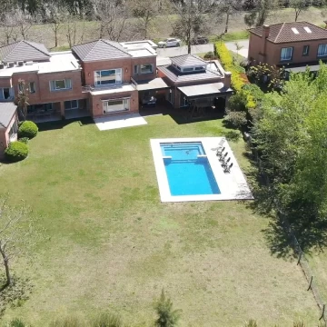 Casa en Venta - 4 Dormitorios - Al Golf - Mayling CC