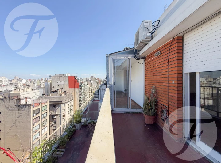 2 Ambientes al Frente con Balcón Aterrazado – Piso Alto – Av. Pueyrredón