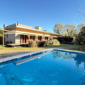Casa en venta de 3 dorm + estudio en Campo Grande