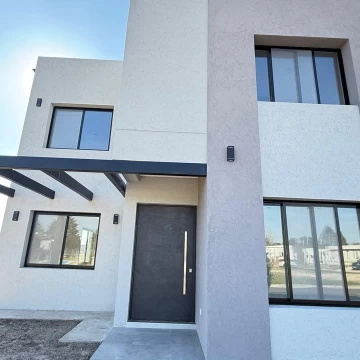 Casa en venta de 3 dorm + estudio en Sta Elisa Pilar del Este