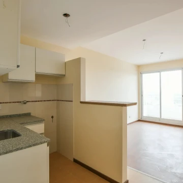 Departamento 1 dormitorio con balcón a contrafrente a pasos de Av. Alberdi