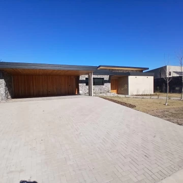 Casa en Estancia El Terrón de una sola planta, fondo Golf!