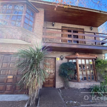 CASA EN VENTA 4 AMBIENTES C/ PARQUE Y COCHERA, BERNAL.