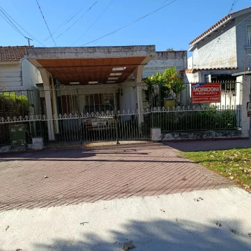 CASA A RECICLAR CON AMPLIO TERRENO