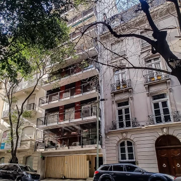 Departamento dúplex de cuatro ambientes y dependencia en Recoleta