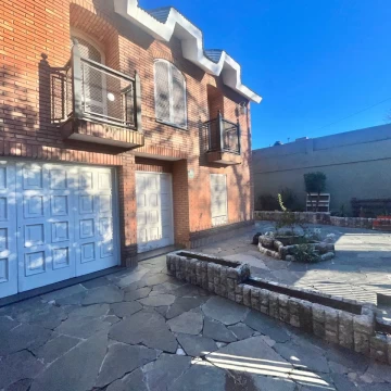 Imponente Casa de Estilo con Gran Patio - 3 habitaciones - cocheras - Barrio Azcuenaga Rosario