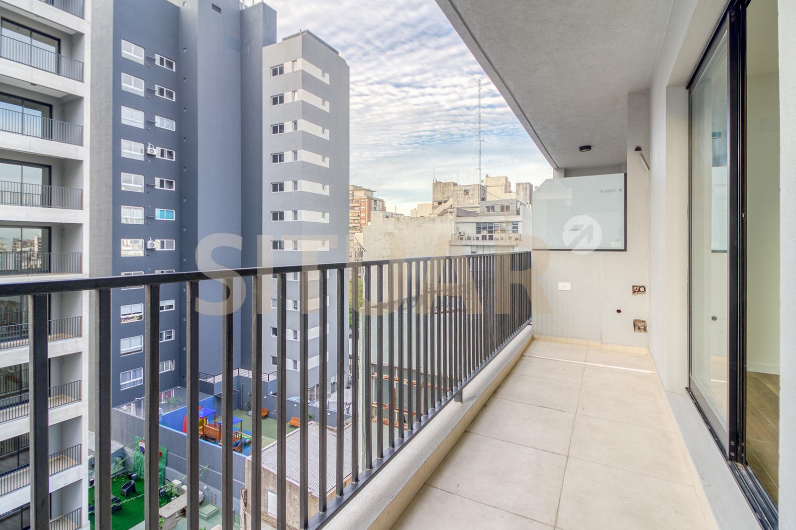 amplio balcon con vista al contrafrente